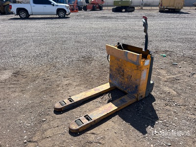 Crown Pallet Jack (Inoperable)