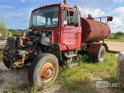 Mack 2000 gal 4x2 Camion cisterna de agua (Inoperable)