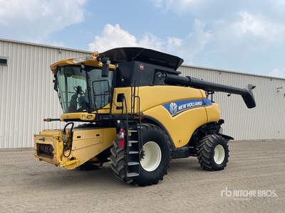 2013 New Holland CR8090 Combine Harvester