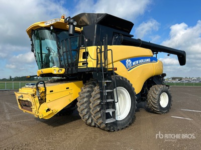 2013 New Holland CR8090 Combine Harvester