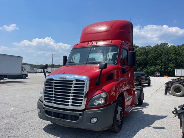 2017 Freightliner Cascadia 4x2 S/A Day Cab Truck Tractor 2017 Freightliner Cascadia 4x2 S/A Day Cab Truck Tractor