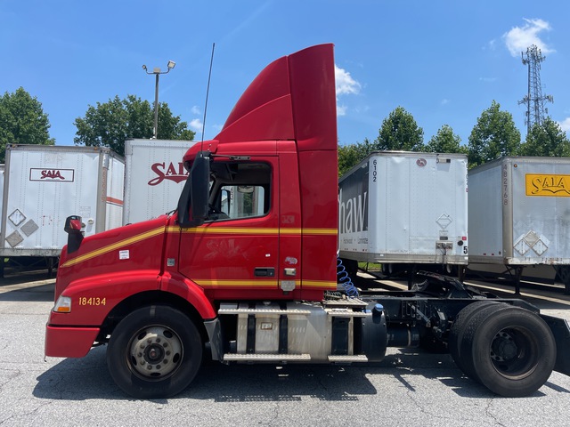 2018 Volvo VNM42T 4x2 S/A Day Cab Truck Tractor 2018 Volvo VNM42T 4x2 S/A Day Cab Truck Tractor