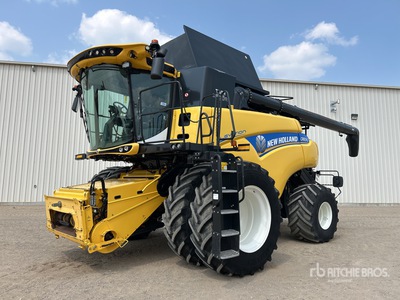 2017 New Holland CR8.90 Combine Harvester