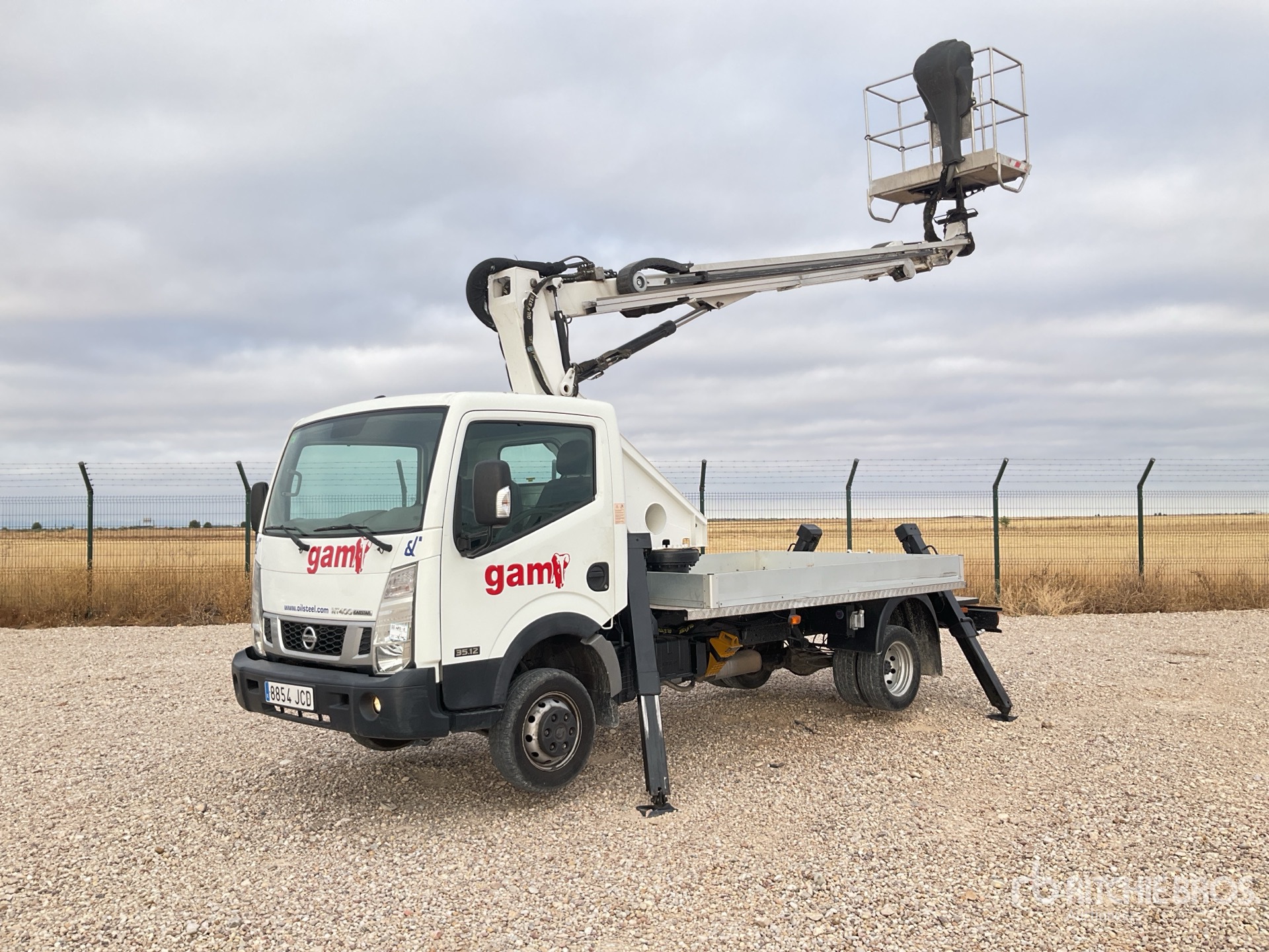 2015 Oil&Steel Scorpion 1812 Smart 18 m on 2015 Nissan NT400 Cabstar 4x2 15.12 Bucket Truck