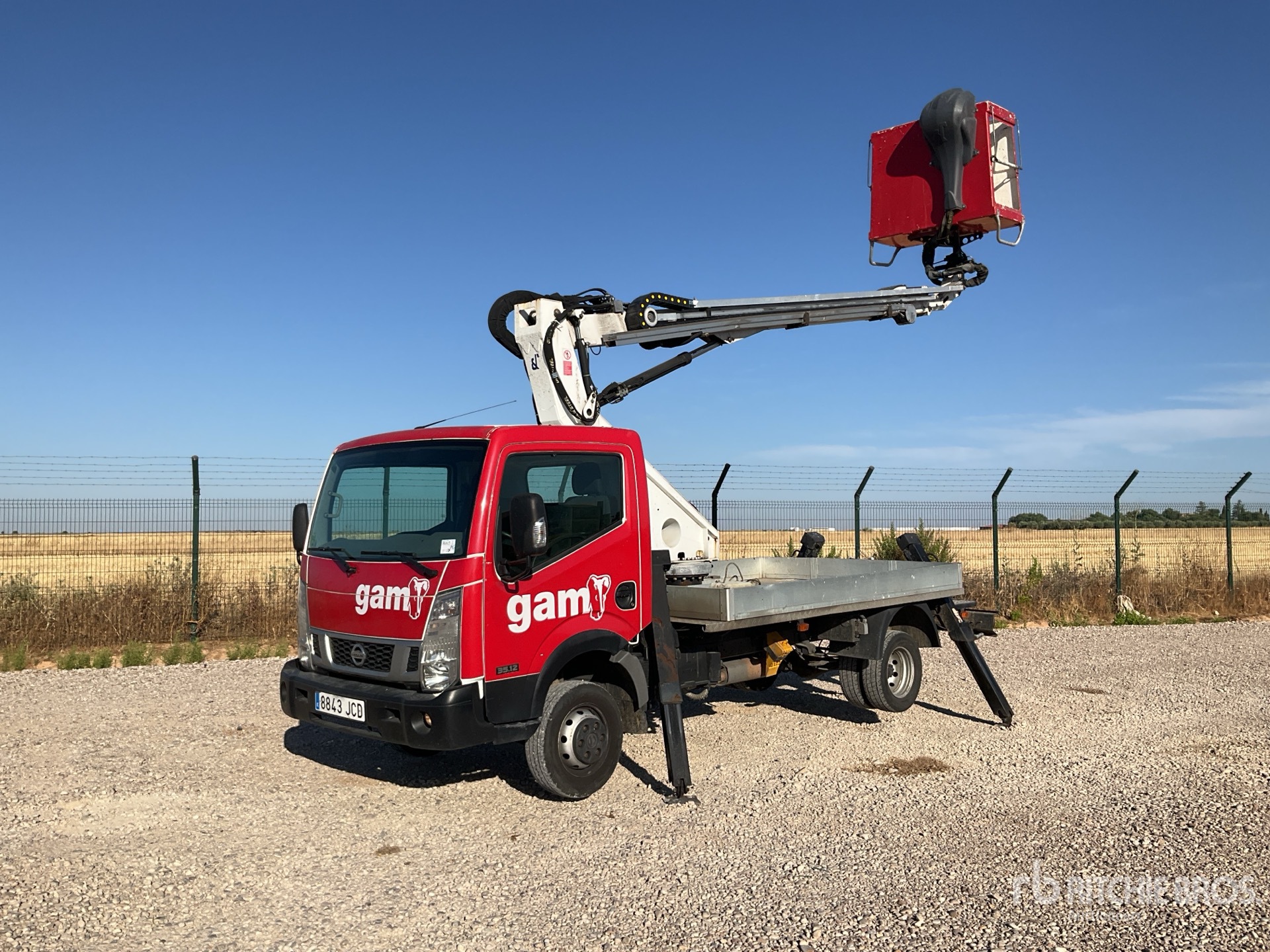 2015 Oil&Steel Scorpion 1812 Smart 18 m on 2015 Nissan Cabstar 35.12 4x2 Camion de cubo