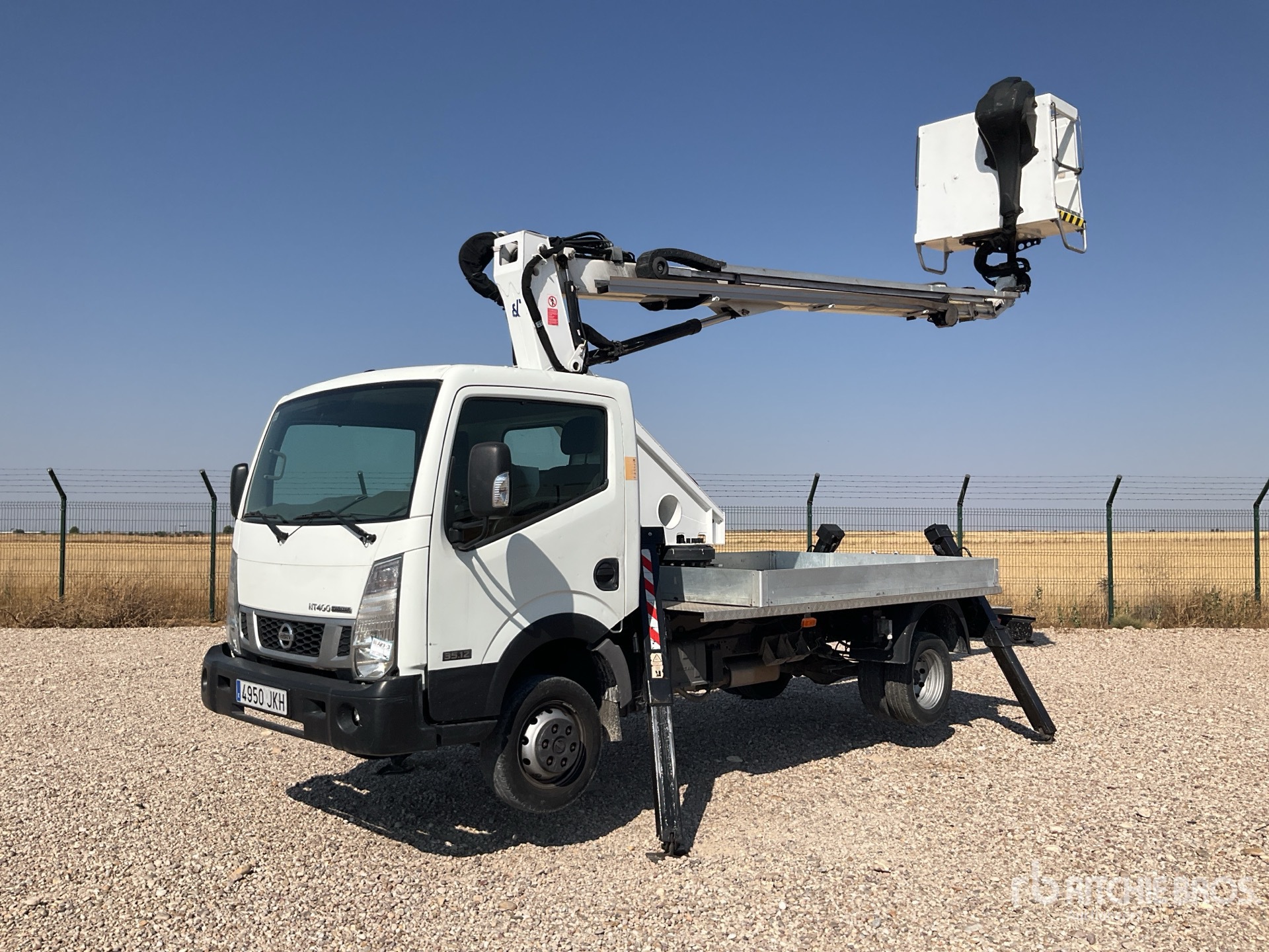 2015 Oil&Steel Scorpion 1812 Smart 18 m on 2015 Nissan Cabstar 35.12 4x2 Camion de cubo