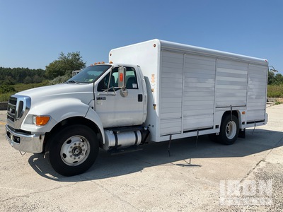 2015 Ford F-750 XLT 4x2 8 Bay 飲料運搬用トラック