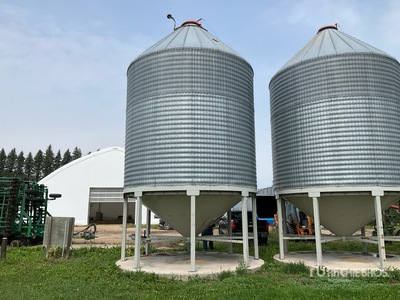 Behlen +/- 2940 bu Hopper Grain Bin