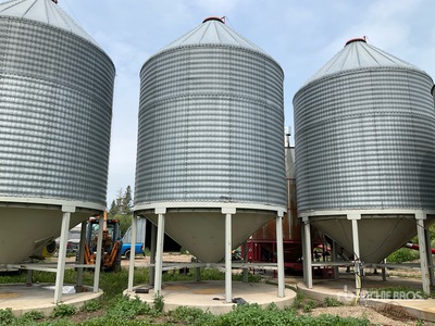 Behlen +/- 2940 bu Hopper Grain Bin