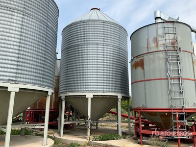 Behlen +/- 2940 bu Hopper Grain Bin