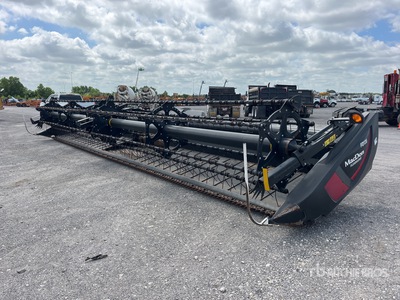 2021 MacDon FD135 4 Row 35 ft Draper Combine Header