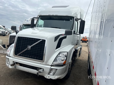 2015 Volvo VNL 6x4 3- Achs Sattelzugmaschine mit Schlafkabine (Inoperable)