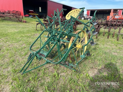 John Deere 5 ft Cultivator