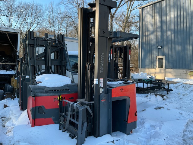 2015 Toyota 8BDRU15 3000 lb Reach Truck (Inoperable)