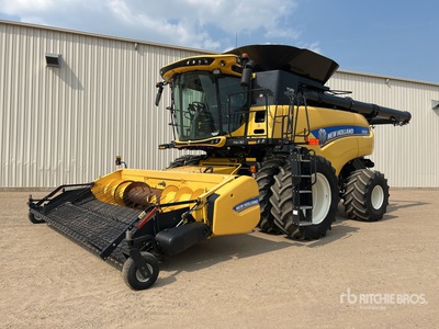 2017 New Holland CR9.90 Combine Harvester