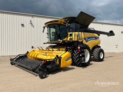 2016 New Holland CR8.90 Combine Harvester