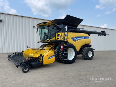 2016 New Holland CR8.90 Combine Harvester