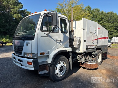 2008 Elgin Eagle Series F on 2008 Nissan UD3300 Sweeper Truck