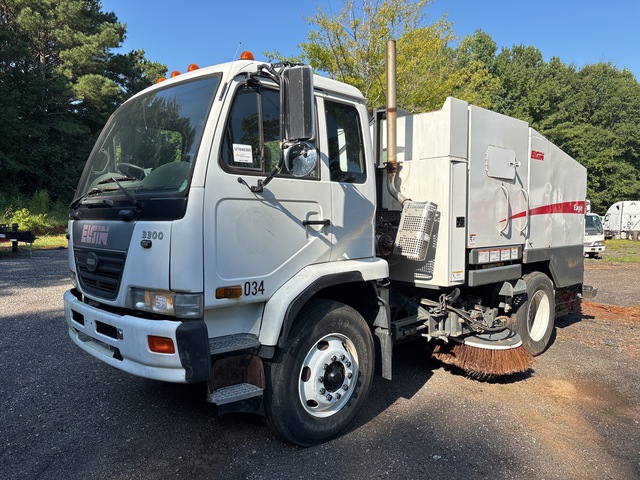 2008 Elgin Eagle Series F on 2008 Nissan UD3300 Sweeper Truck