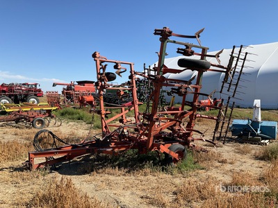 1975 Co-op Implements 203 28 ft محراث