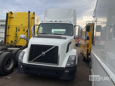 2015 Volvo VNL64 6x4 トラックトラクター（T/A） (Inoperable)
