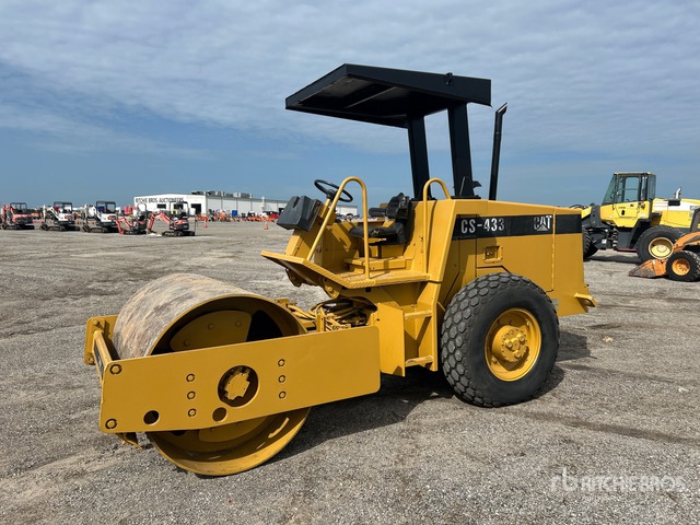 2001 Cat CS433C Smooth Drum Compactor | Ritchie Bros. Auctioneers