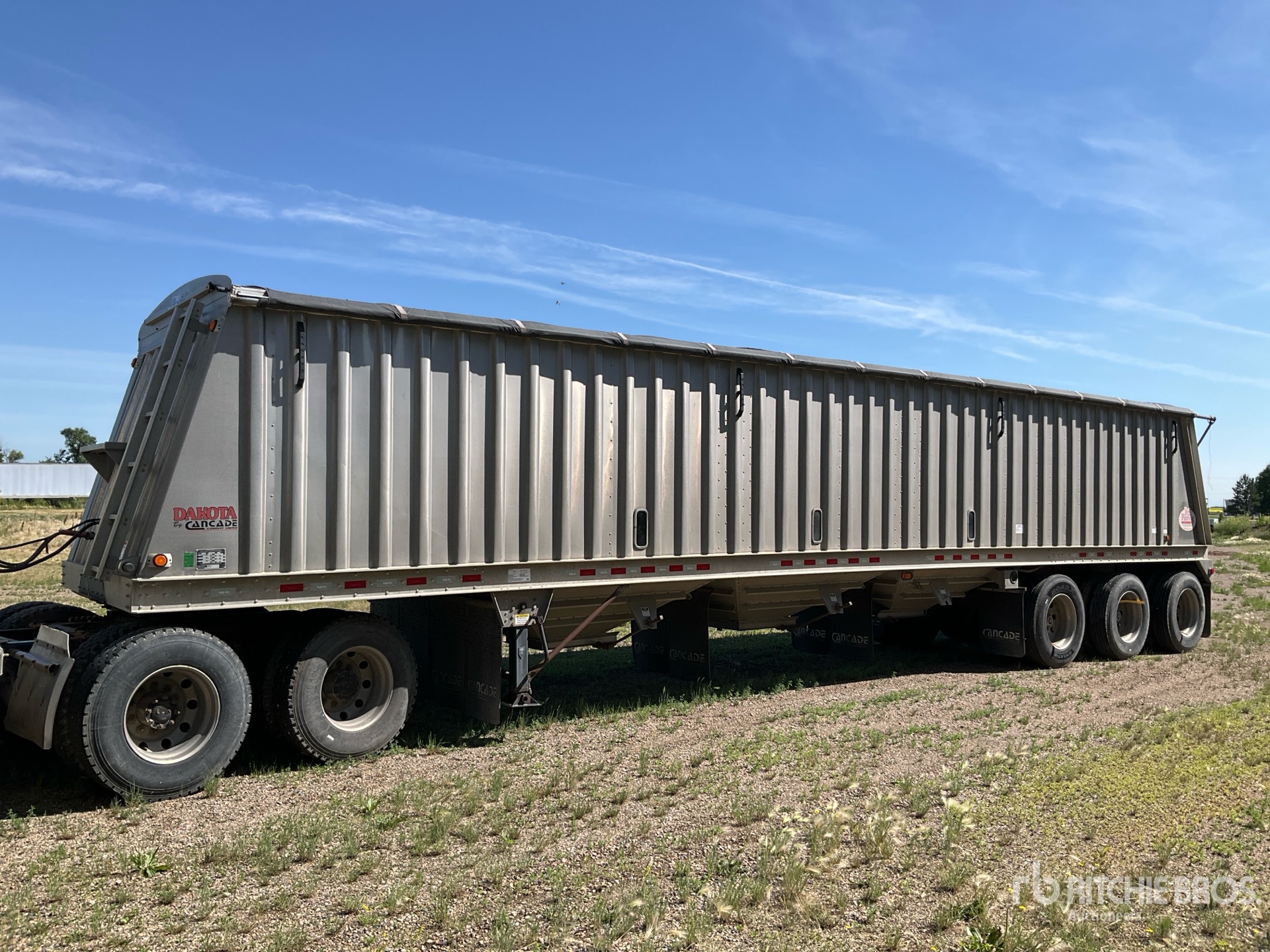 2012 Dakota 45 ft Tri/A Grain Trailer