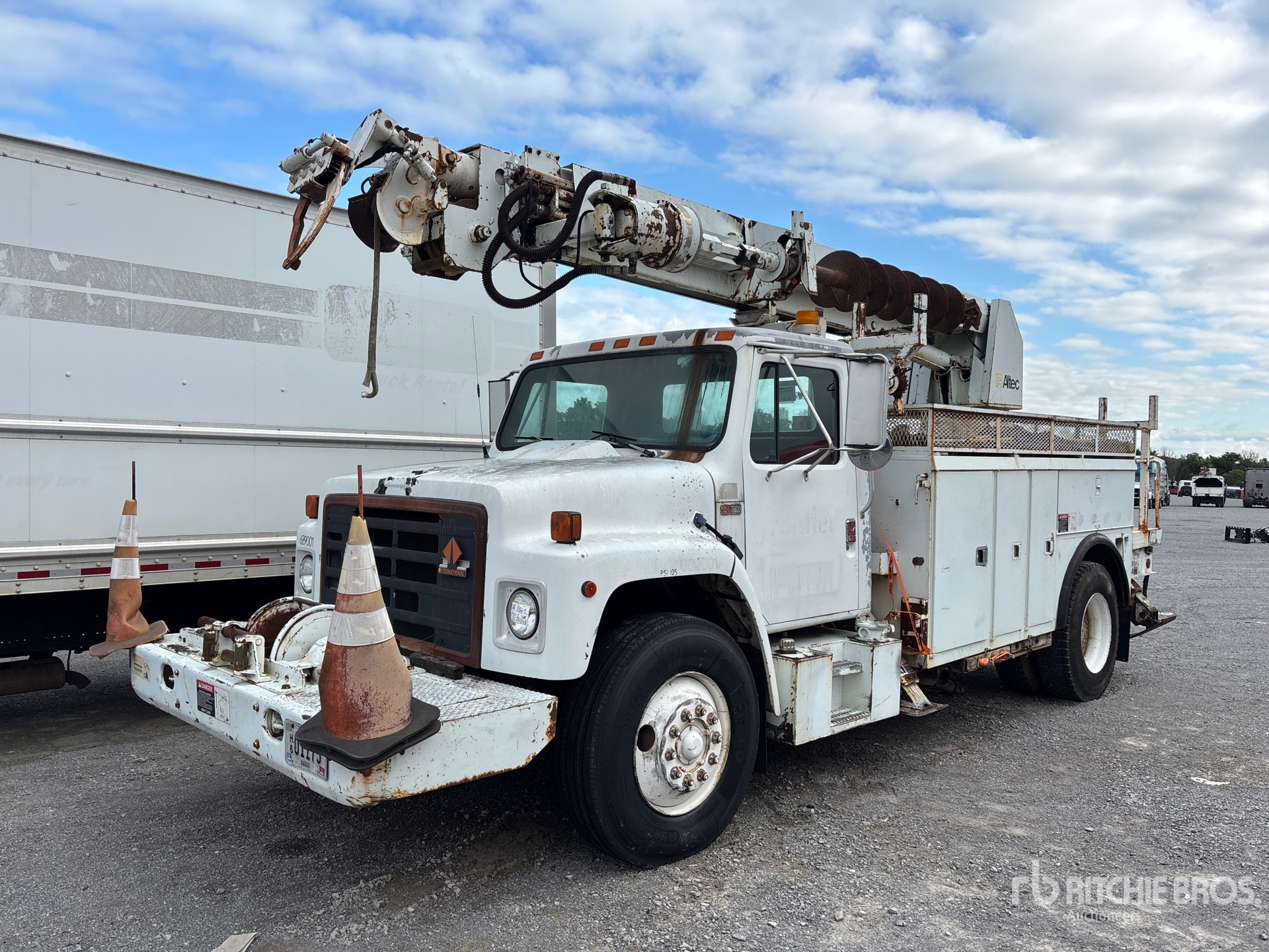 Terex on 1989 International 1954 4x2 Digger Derrick