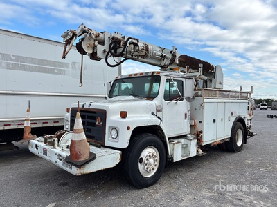 Terex on 1989 International 1954 4x2 Digger Derrick