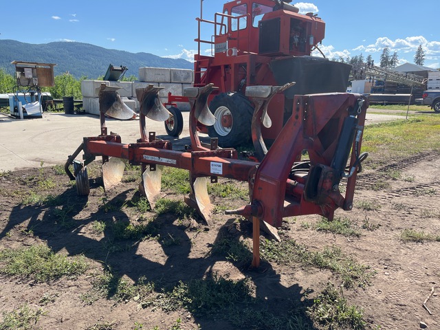 Kvernelands E3 32 in 3-Point 8 Bottom Breaking Plow Kvernelands E3 32 in 3-Point 8 Bottom Breaking Plow