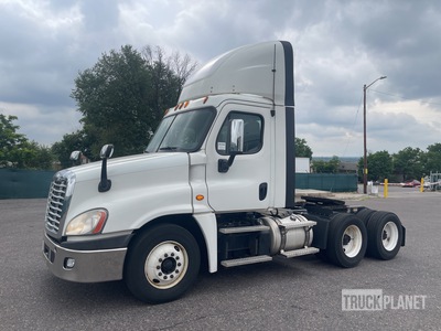 2014 Freightliner Cascadia 6x4 T/A Day Cab Truck Tractor