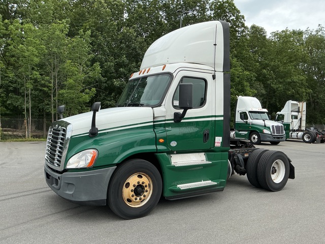2015 Freightliner Cascadia 125 4x2 S/A Day Cab Truck Tractor
