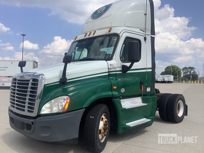 2016 Freightliner Cascadia 125 4x2 Day Cab Truck Tractor