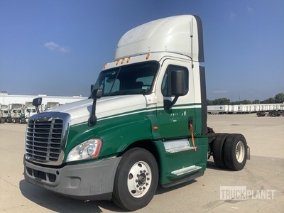 2015 Freightliner Cascadia 125 4x2 Day Cab Truck Tractor