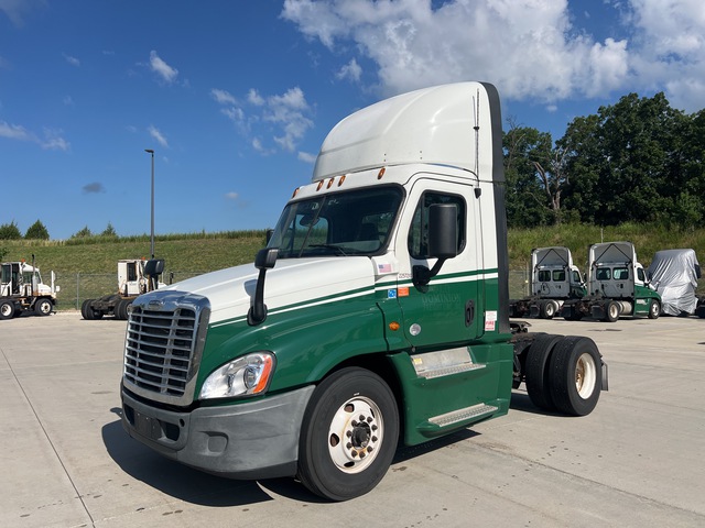 2017 Freightliner Cascadia 125 4x2 S/A Day Cab Truck Tractor 2017 Freightliner Cascadia 125 4x2 S/A Day Cab Truck Tractor