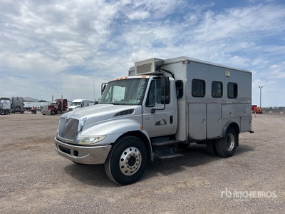 2003 International 4300 4x2 Crew Carrier Truck