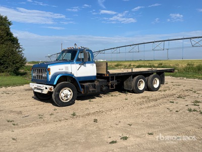 1976 GMC J9500 6x4 T/A شاحنة مسطحة