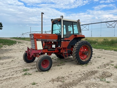 International 1086 جرار ثنائي الدفع