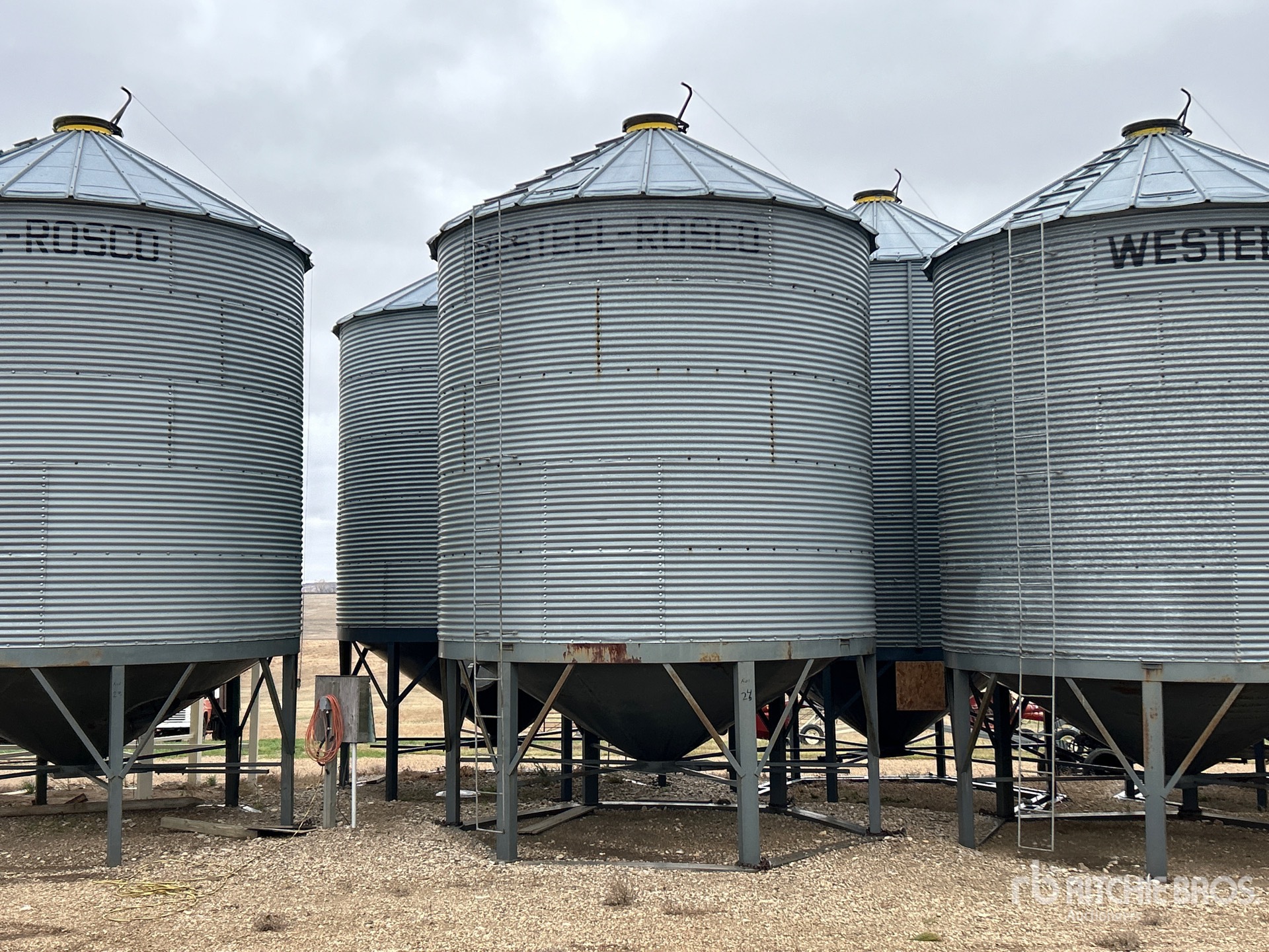 Westeel Rosco +/- 2200 bu 5 Ring Hopper Grain Bin