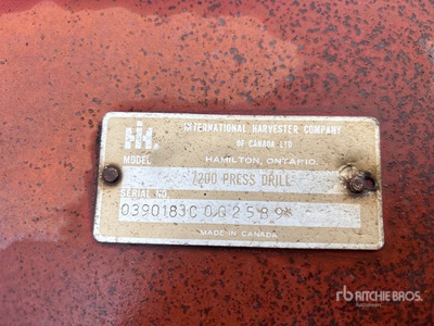 International 7200 14 ft Seed Drill