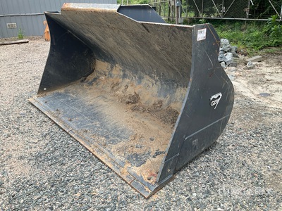 106 in Q/C General Purpose Wheel Loader Bucket - Fits Deere 624K (Unused)