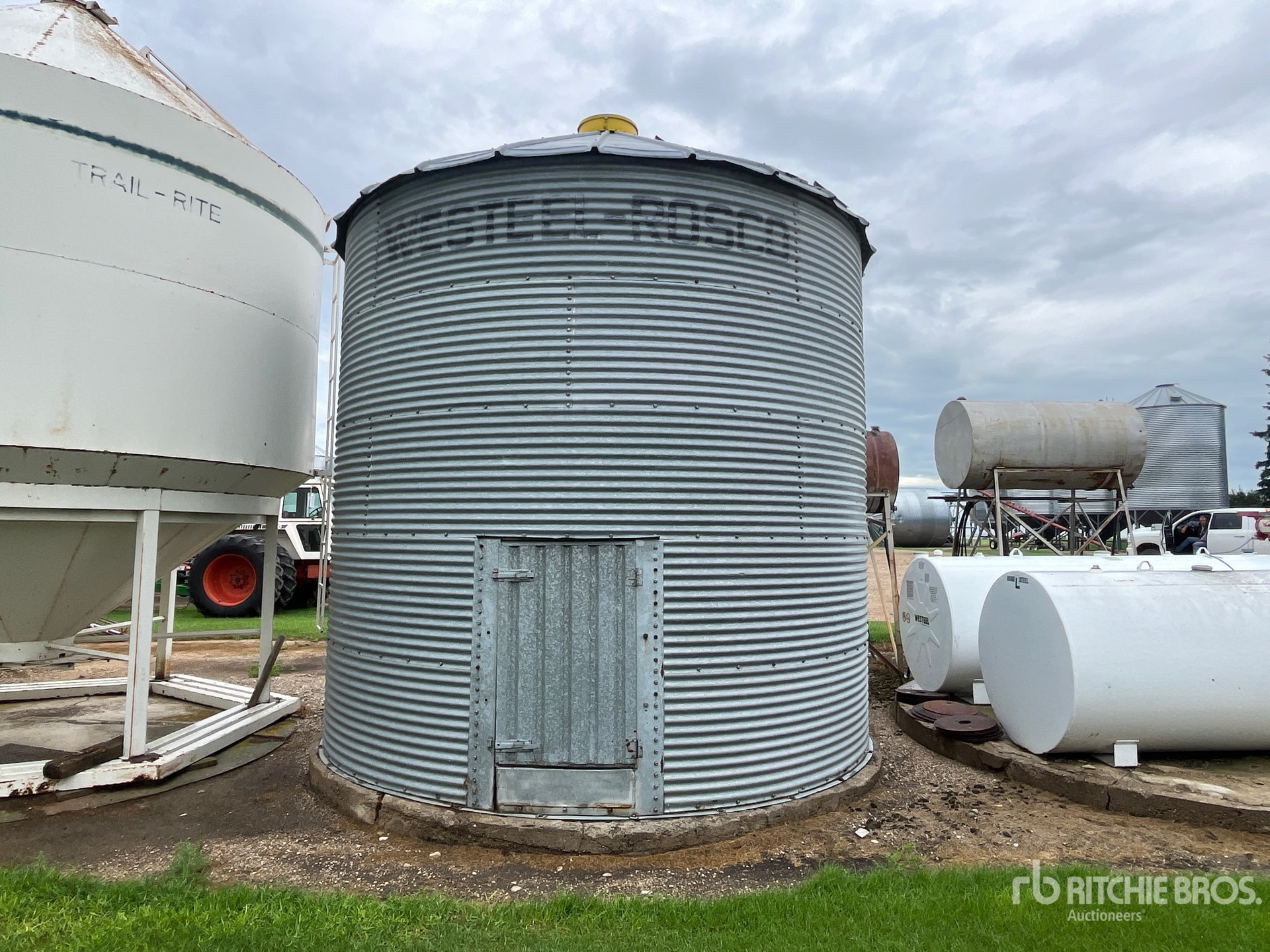 Westeel-Rosco +/- 1600 bu 5 Ring Grain Bin