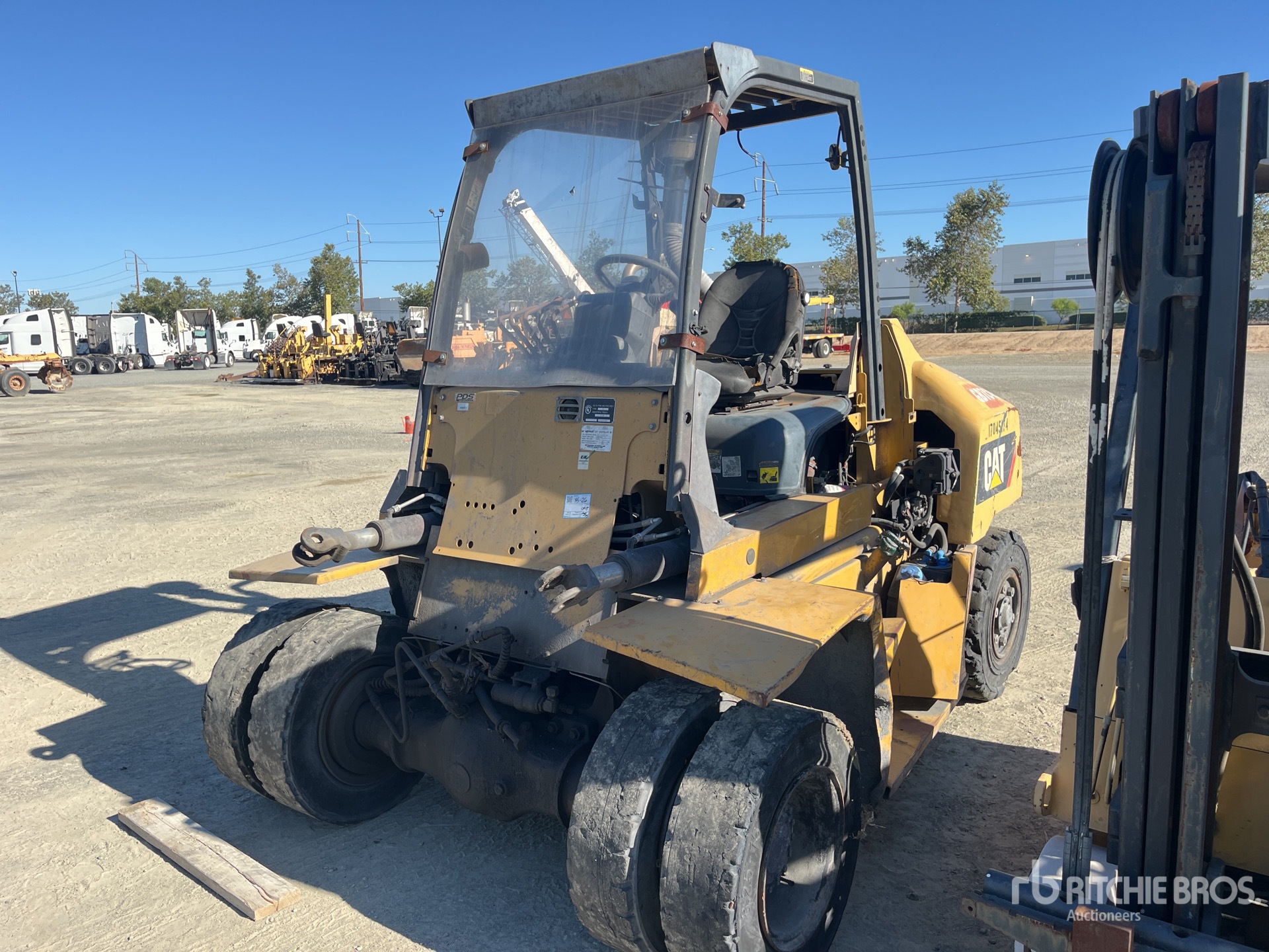 Cat DP70N1 12900 lb Pneumatic Tire Montacargas (Inoperable)