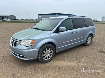 2013 Chrysler Town & Country Minivan