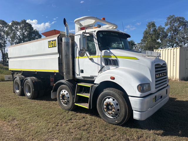 2012 Mack CSMR Metroliner 13000 L 8x4 Twin-Steer Water Truck