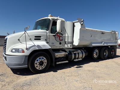 2015 Mack CXU613 8x4 Tri/A-kiepwagen