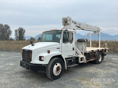 Altec D842A 30000 lb Straight Boom on 2001 Freightliner FL70 4x2 Camión Caja Abierta