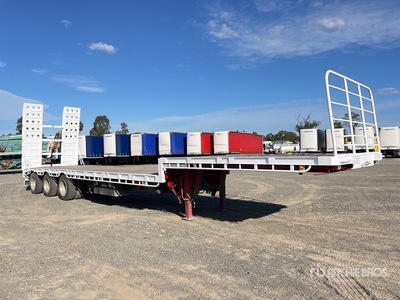 2004 Moore 13.6 m Tri/A Single Drop Step Deck Trailer