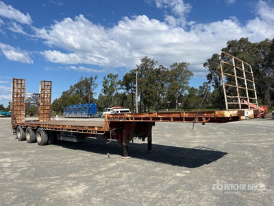 2004 Moore 13.6 m Tri/A Step Deck Trailer