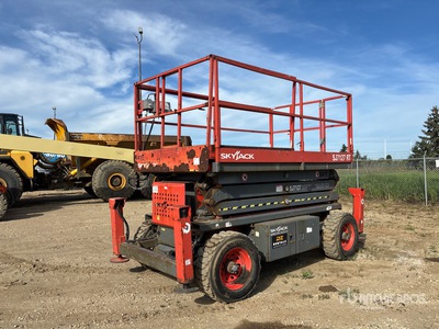 2013 Skyjack SJ7127 RT 4x4 Dual Fuel Elevador de tijera